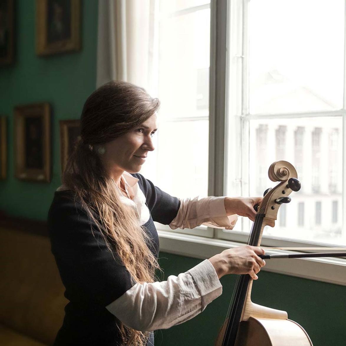 Ida Riegels berühmte Cello Spielerin findet den Klang großartig.
