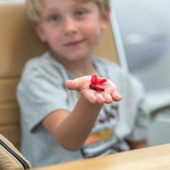 Kind mit Hörgerät und Otoplastik
